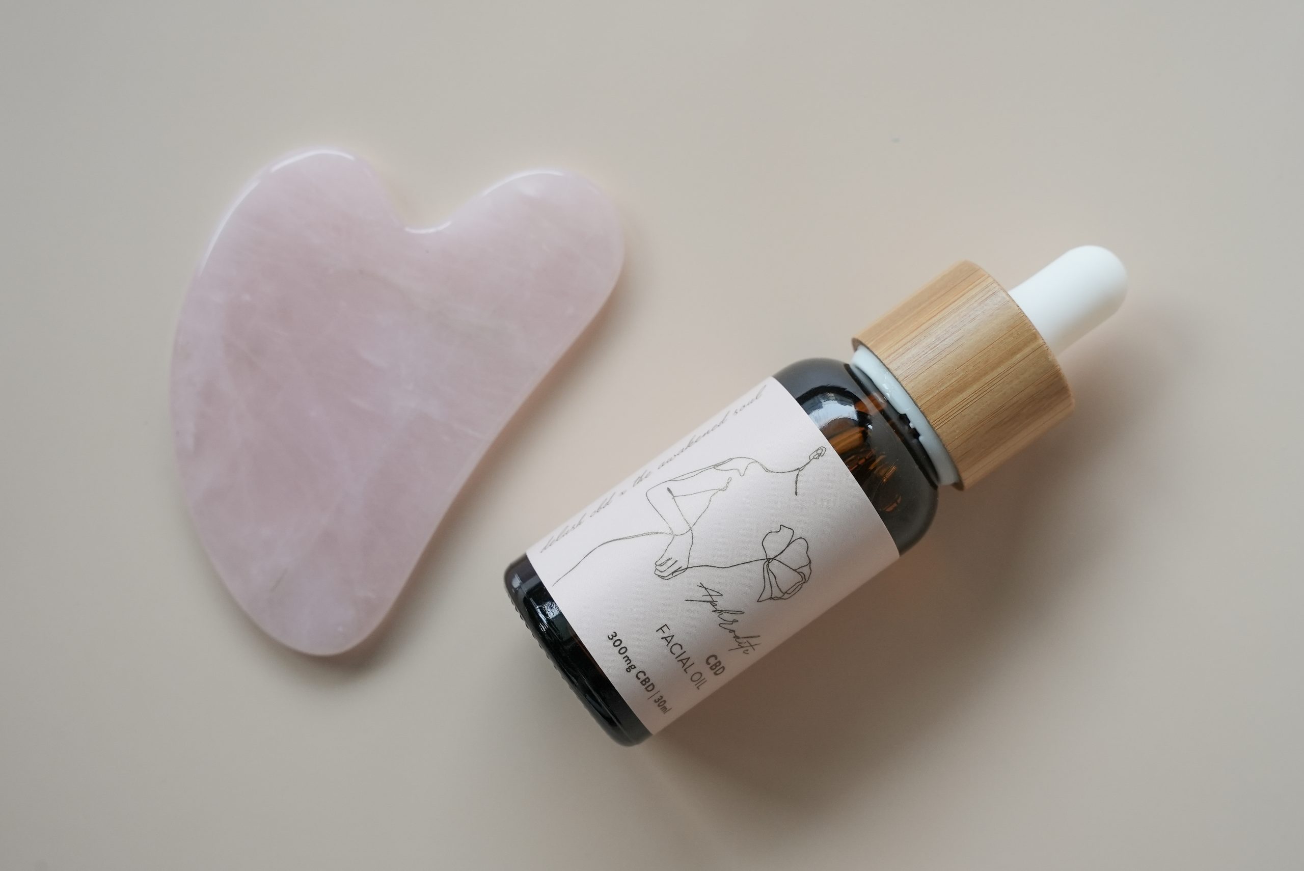 delush-the-awakened-soul-facial-oil-gua-sha-flat